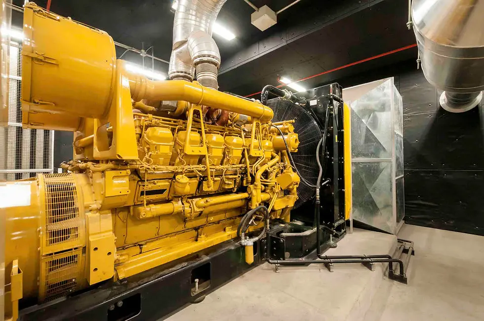 Engine test cell with acoustic treatment panels